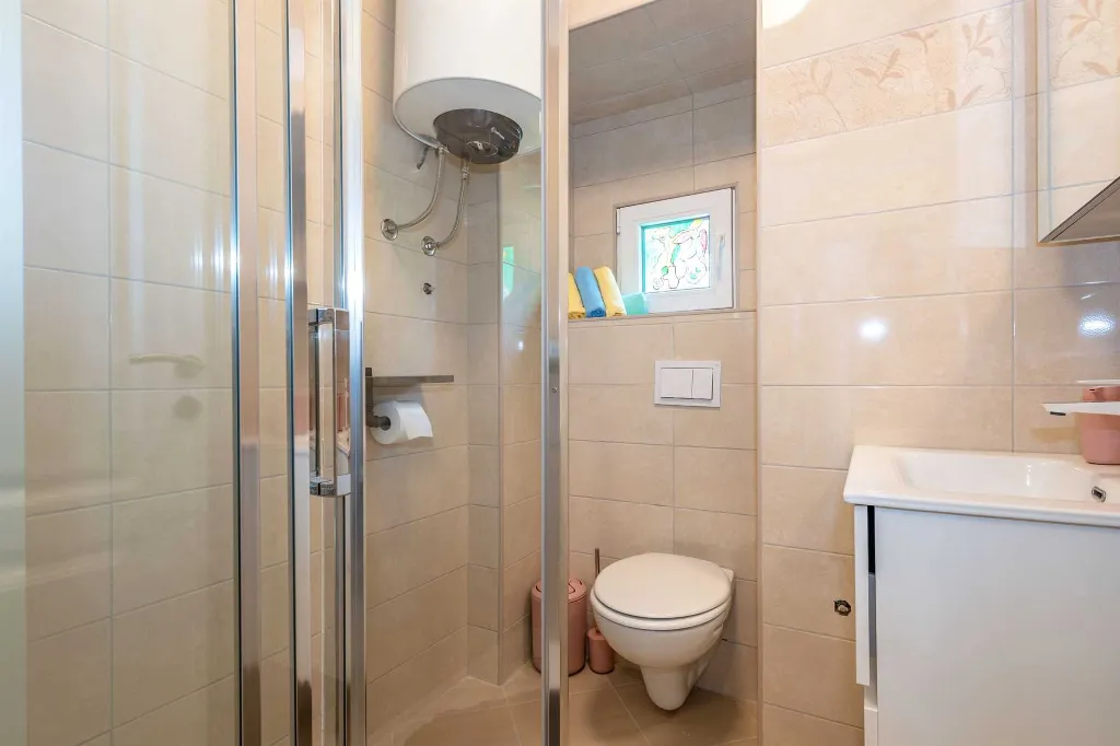 House in Nedešćina for 6 Guests with Pool