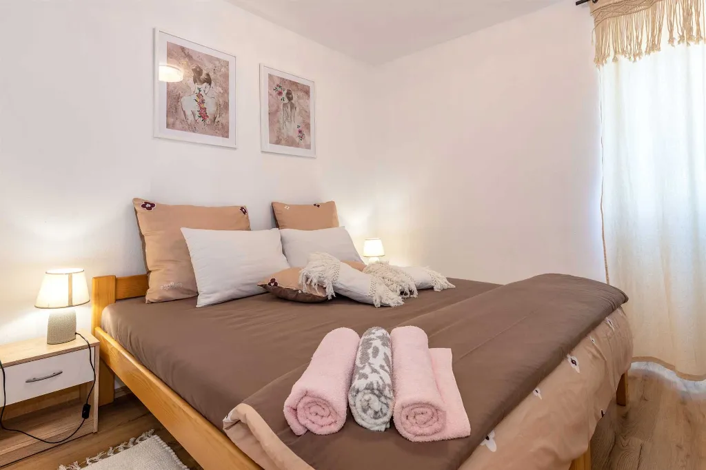 House in Nedešćina for 6 Guests with Pool
