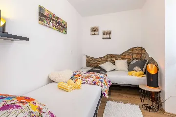 House in Nedešćina for 6 Guests with Pool