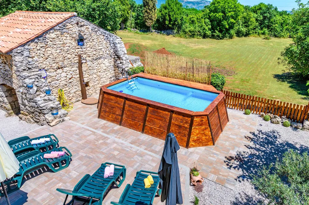 House in Nedešćina for 6 Guests with Pool