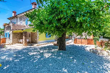 House in Nedešćina for 6 Guests with Pool