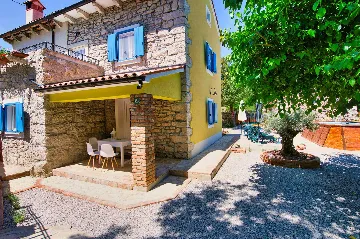 House in Nedešćina for 6 Guests with Pool