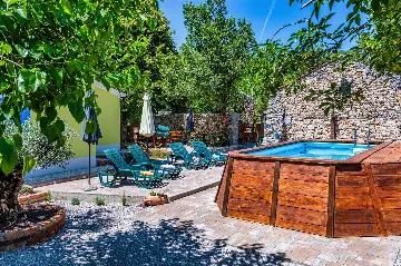 House in Nedešćina for 6 Guests with Pool