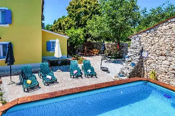 House in Nedešćina for 6 Guests with Pool