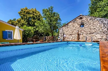 House in Nedešćina for 6 Guests with Pool