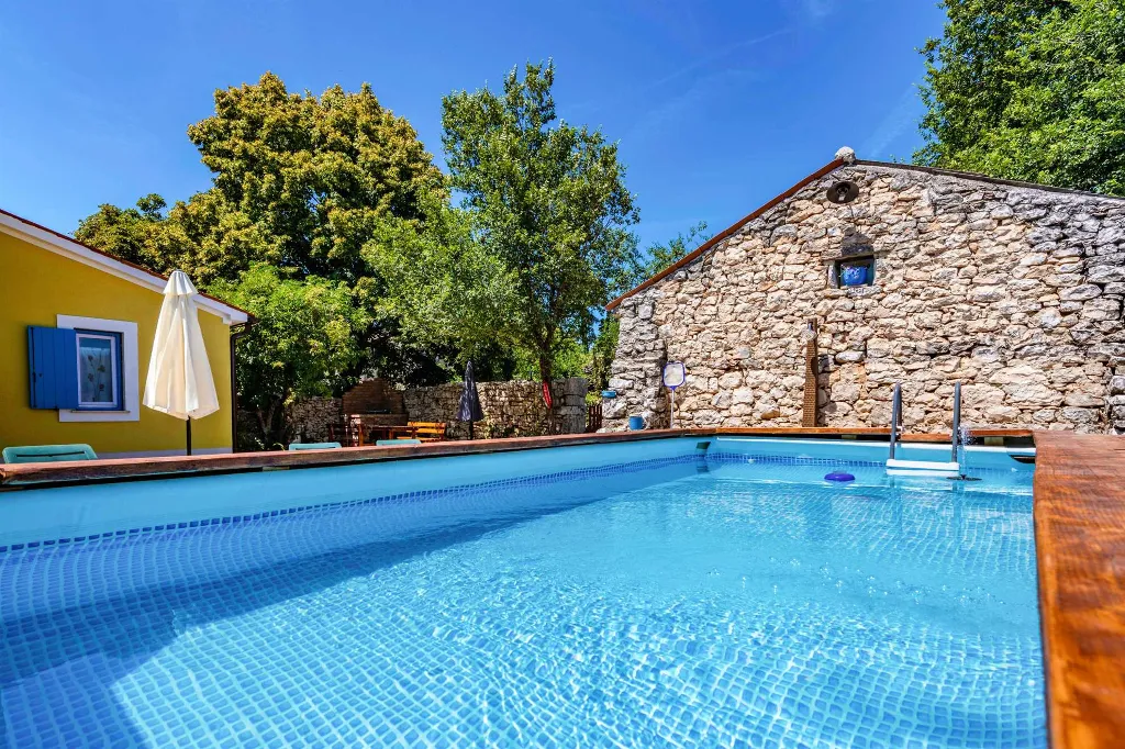 House in Nedešćina for 6 Guests with Pool