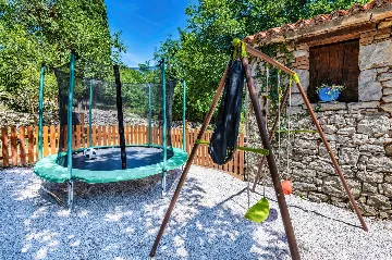 House in Nedešćina for 6 Guests with Pool