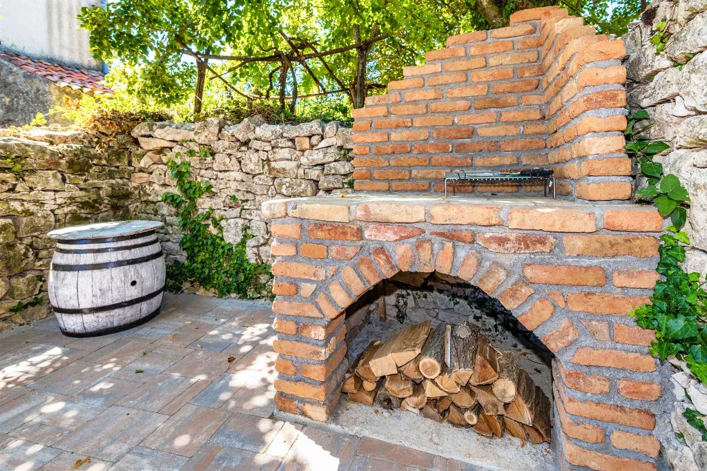 House in Nedešćina for 6 Guests with Pool