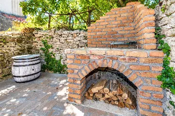 House in Nedešćina for 6 Guests with Pool