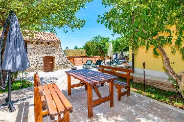 House in Nedešćina for 6 Guests with Pool