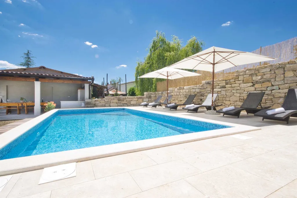 Pazin 4-Bedroom House with Private Pool