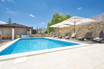 Pazin 4-Bedroom House with Private Pool