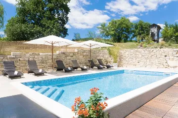 Pazin 4-Bedroom House with Private Pool