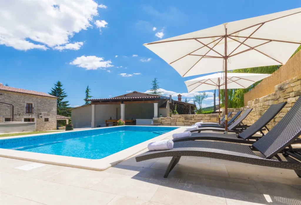 Pazin 4-Bedroom House with Private Pool