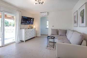 Air-Conditioned 5-Bedroom Villa in Žminj with Private Pool