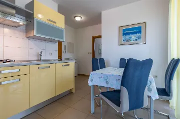 Sea-View Air-Conditioned Apartment in Ližnjan for 4