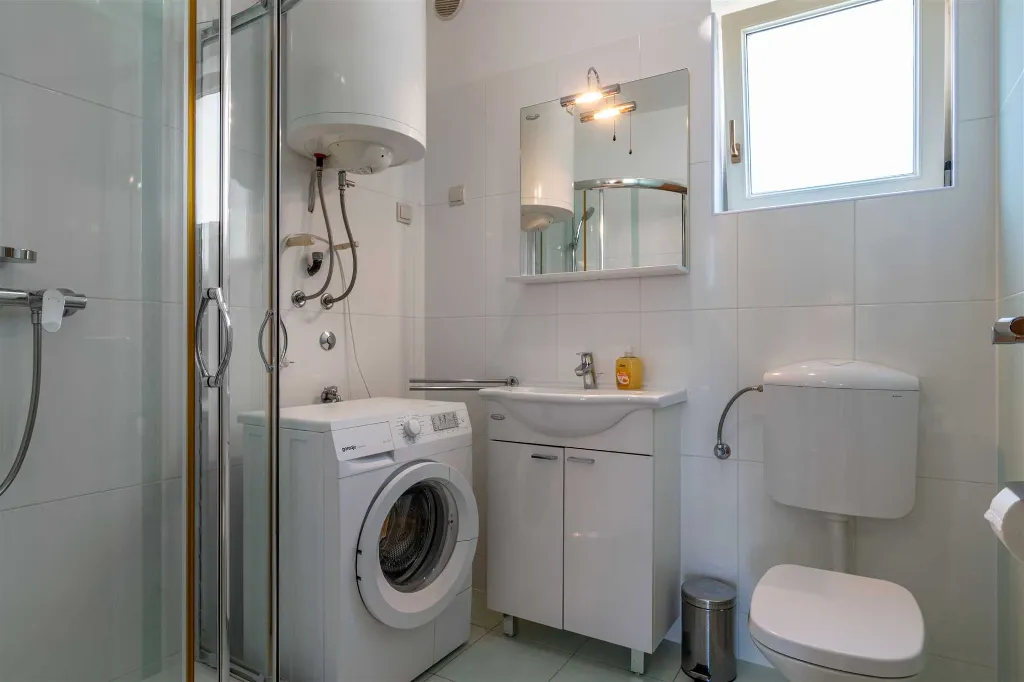 Sea-View Air-Conditioned Apartment in Ližnjan for 4
