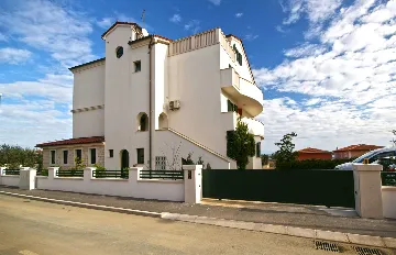 Sea-View Air-Conditioned Apartment in Ližnjan for 4