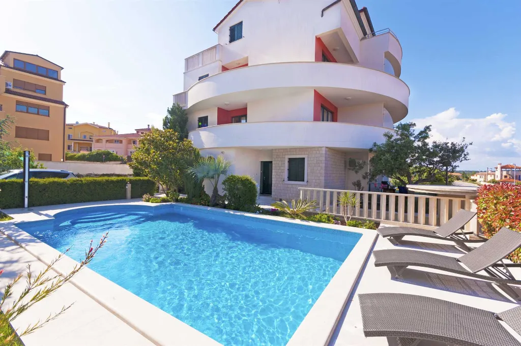 Sea-View Air-Conditioned Apartment in Ližnjan for 4