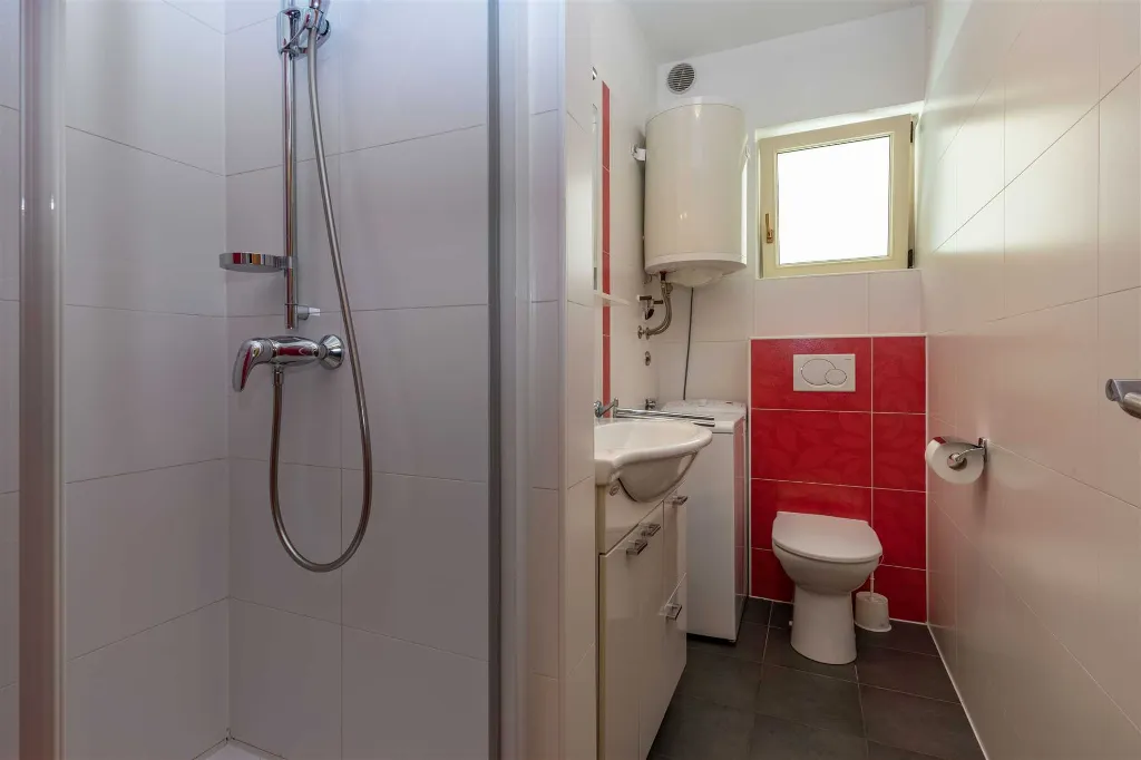 1-Bedroom Apartment in Ližnjan for Up to 4