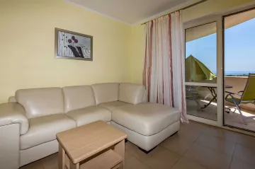 1-Bedroom Apartment in Ližnjan for Up to 4
