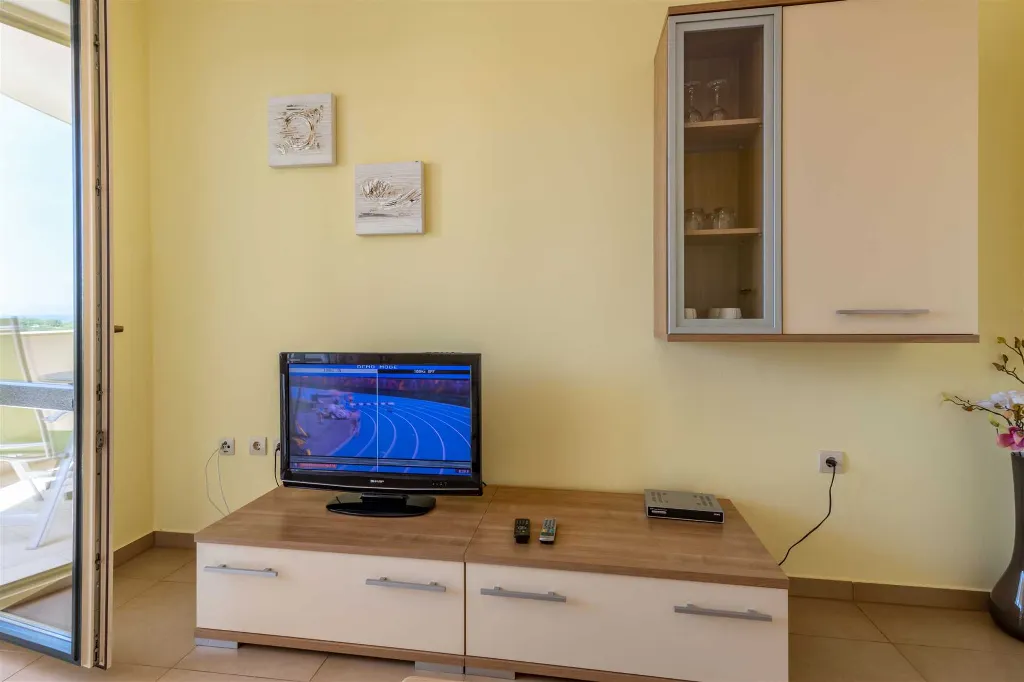 1-Bedroom Apartment in Ližnjan for Up to 4