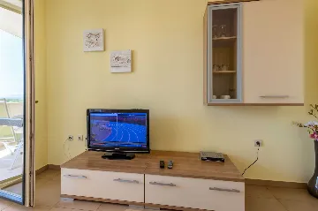 1-Bedroom Apartment in Ližnjan for Up to 4