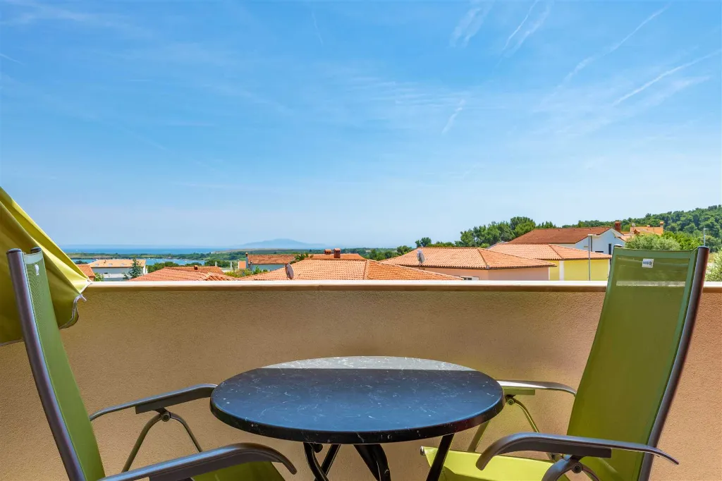 1-Bedroom Apartment in Ližnjan for Up to 4