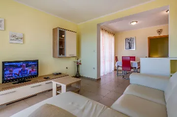 1-Bedroom Apartment in Ližnjan for Up to 4