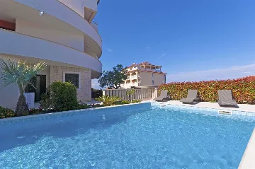 1-Bedroom Apartment in Ližnjan for Up to 4