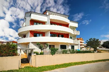 1-Bedroom Apartment in Ližnjan for Up to 4