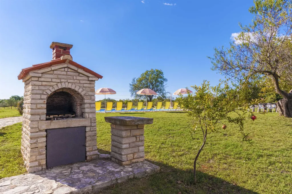 Marčana Apartment for up to 6 with Shared Pool