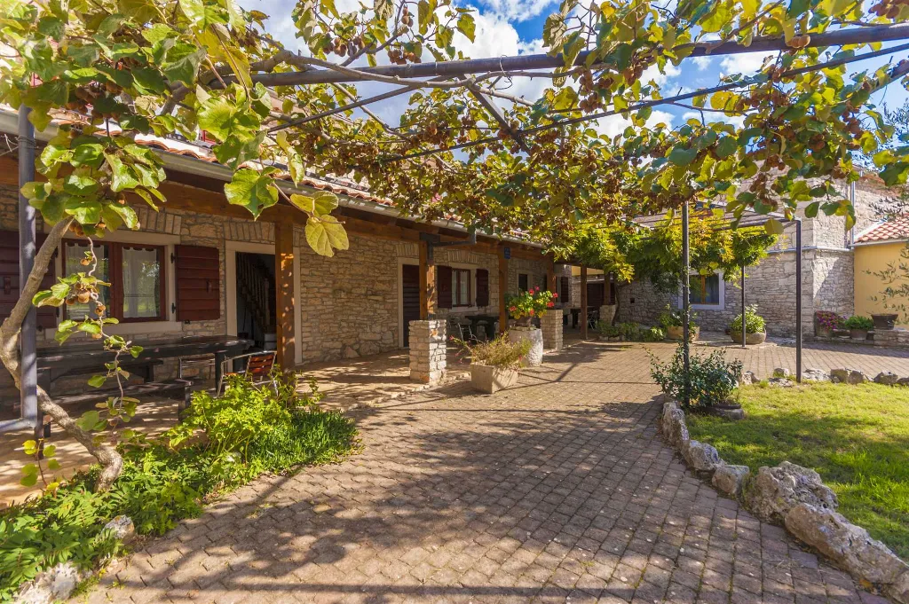 Marčana Apartment for up to 6 with Shared Pool