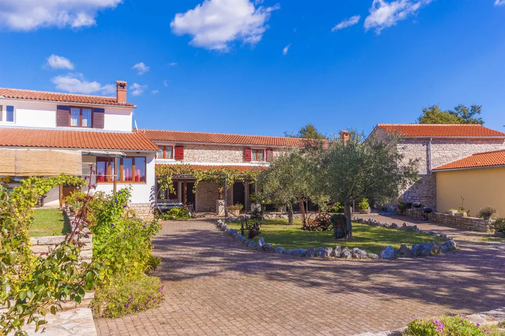 Marčana Apartment for up to 6 with Shared Pool