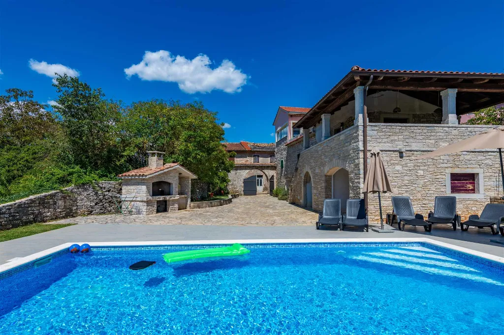 House with Two Pools for Up to 11 in Pazin