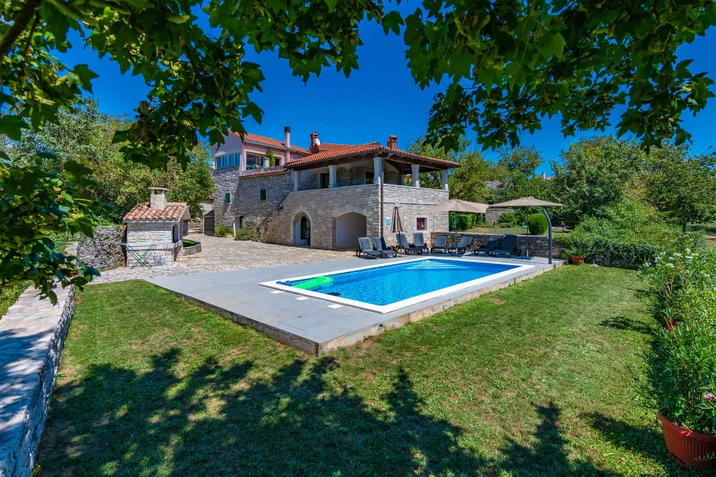 House with Two Pools for Up to 11 in Pazin