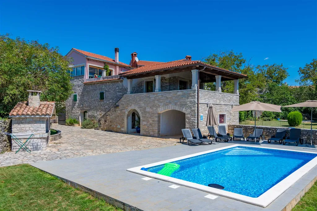 House with Two Pools for Up to 11 in Pazin