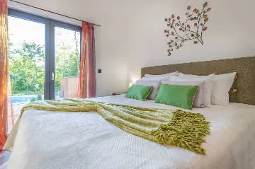 Ground-Floor House with Pool in Nedešćina