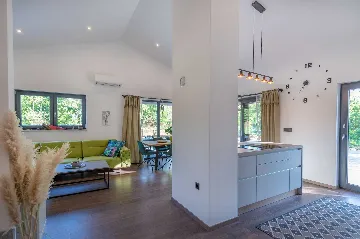 Ground-Floor House with Pool in Nedešćina