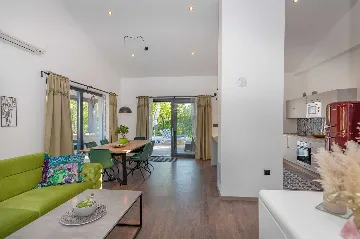 Ground-Floor House with Pool in Nedešćina