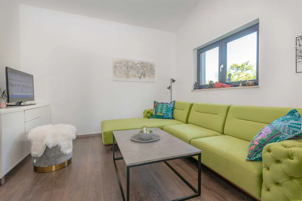 Ground-Floor House with Pool in Nedešćina