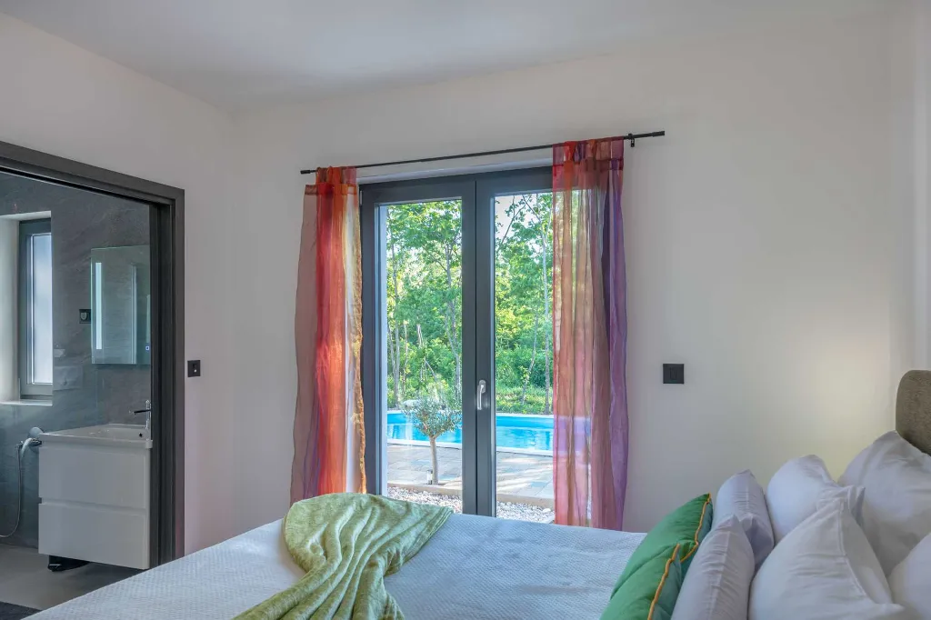 Ground-Floor House with Pool in Nedešćina