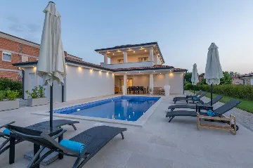 4-Bedroom House in Baderna