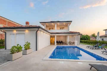 4-Bedroom House in Baderna