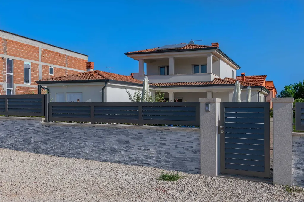 4-Bedroom House in Baderna