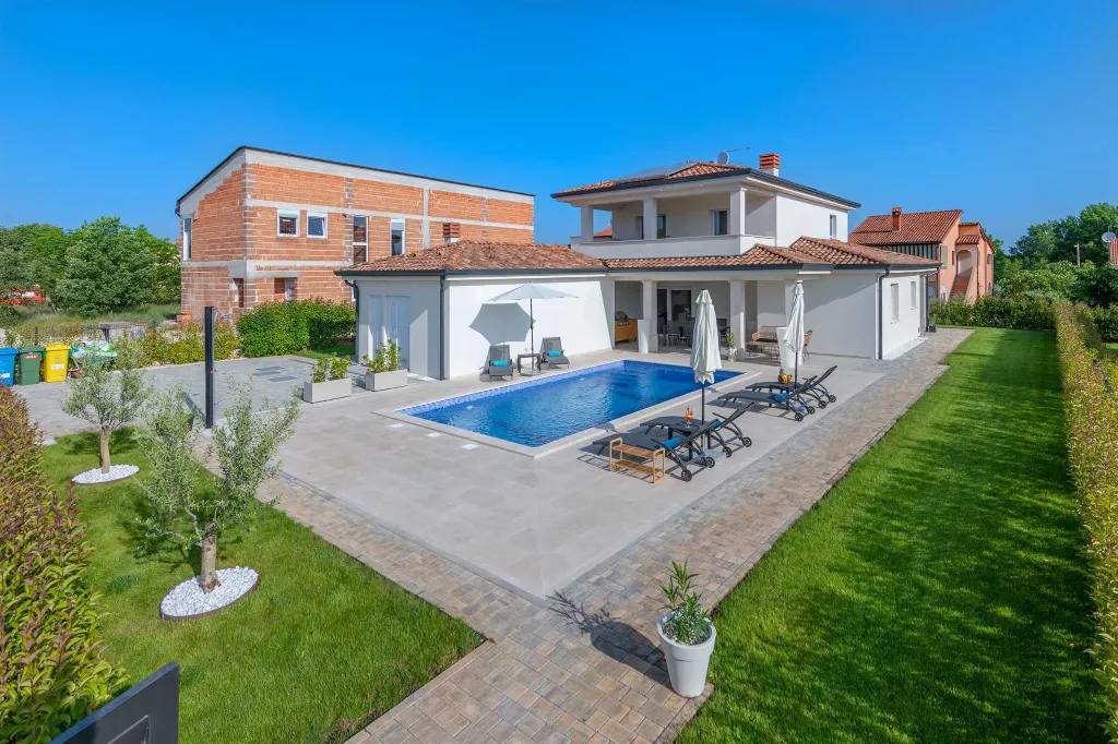 4-Bedroom House in Baderna