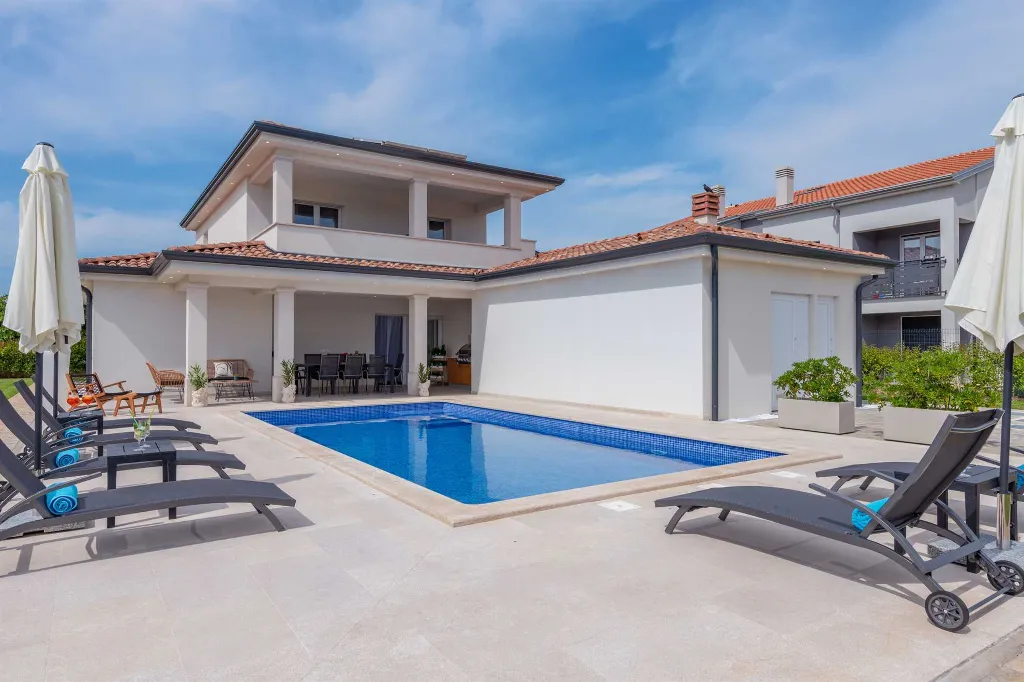 Villa with Pool in Bonaci for 8 Guests