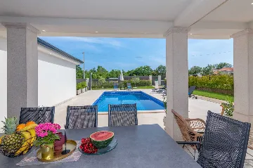 Villa with Pool in Bonaci for 8 Guests