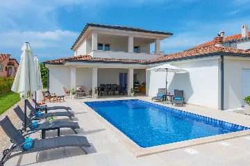 Villa with Pool in Bonaci for 8 Guests