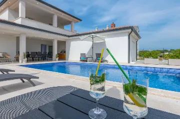 Villa with Pool in Bonaci for 8 Guests